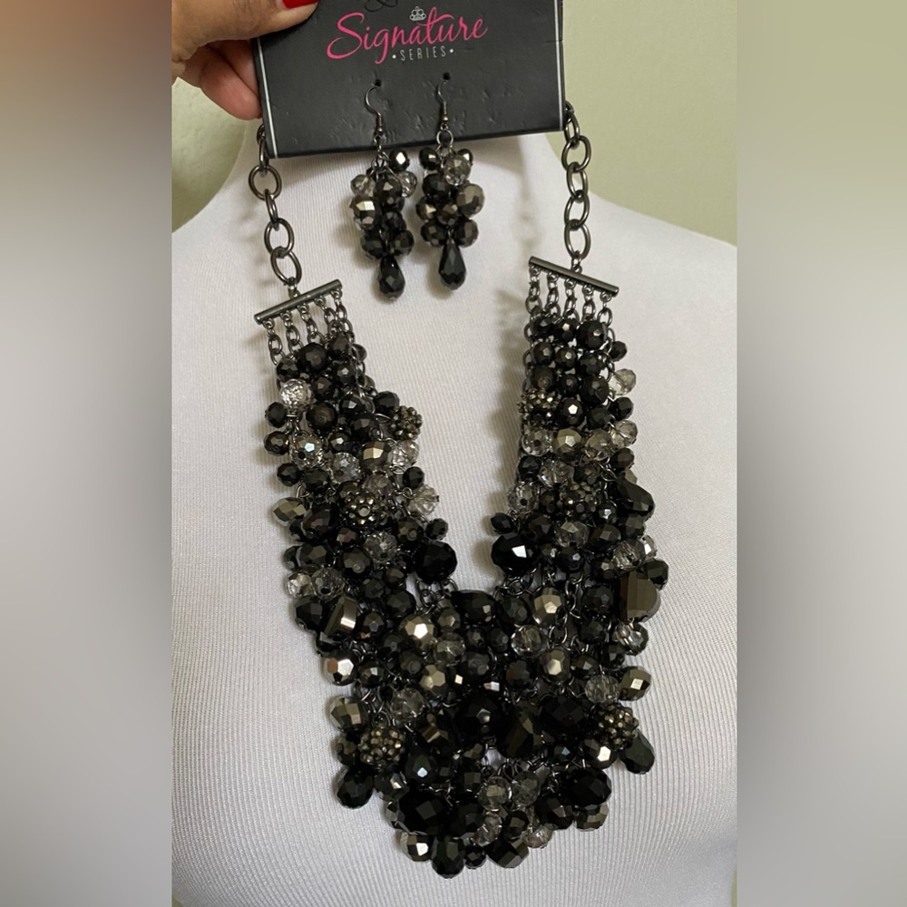 NEW Paparazzi Necklace and earrings set